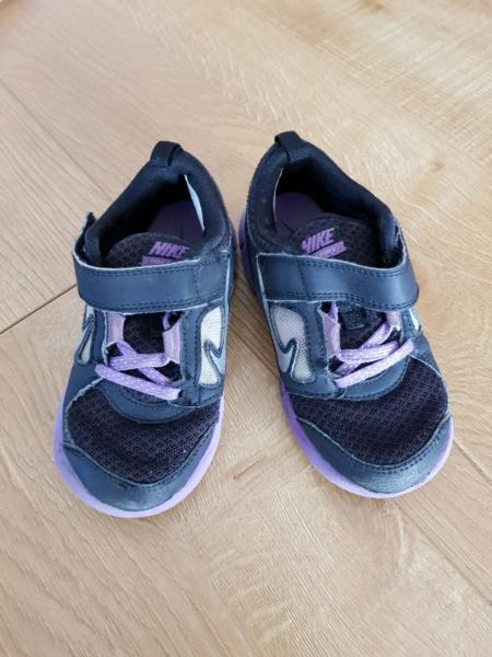 Kids Nike shoes size us 9c, uk 8.5, euro 26