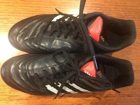 Adidas kids soccer boots in good condition (US size 5)