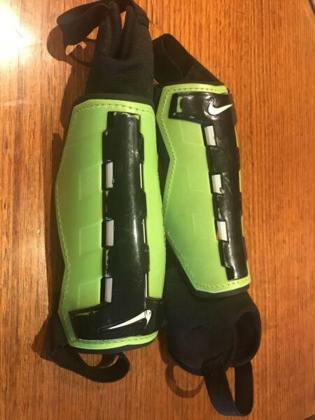 Nike shin protectors in good condition (size S)