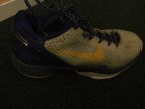 used yellow and blue kobe's basketball shoes 25cm size 8or8 1/2