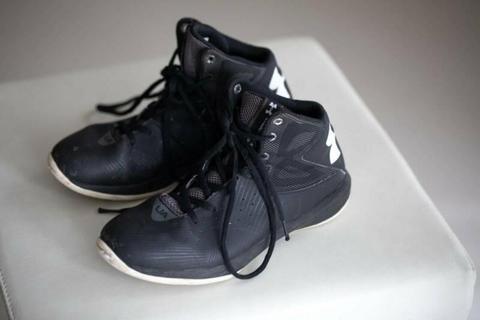 Children's Basketball Shoes (Under Armour) size 4