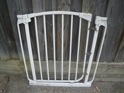 DREAMBABY PET OR BABY SAFETY GATE 66CM x 72CM MALVERN EAST MELBOU