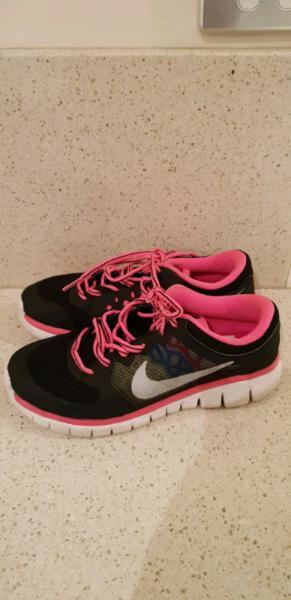 Nike girls runners. Size 6. Excellent used condition
