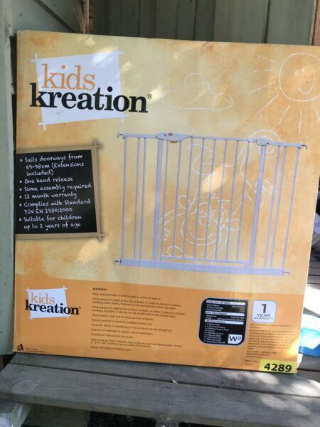 Brand new baby/child or pet safety gate