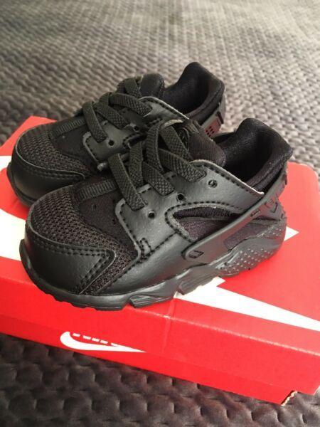 BRAND NEW Black Nike Huaraches Size 4c