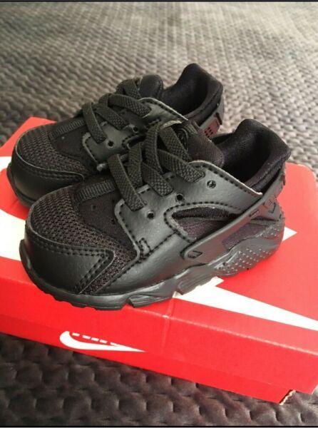 BRAND NEW Baby Black Nike Huaraches Size 4c US