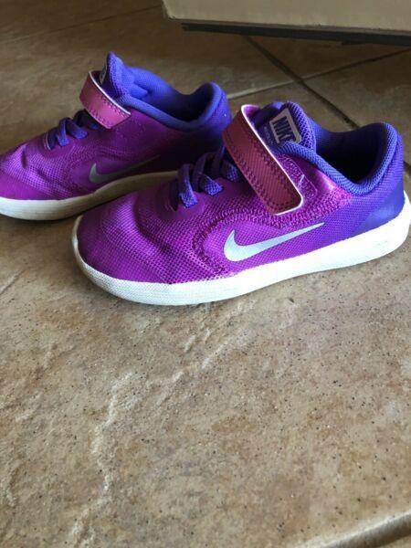 Nike toddler shoes size US9