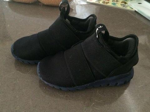 Toddler Adidas Runners US size 6