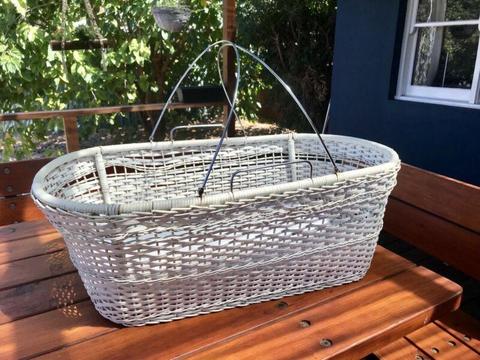 White bassinet / Moses basket