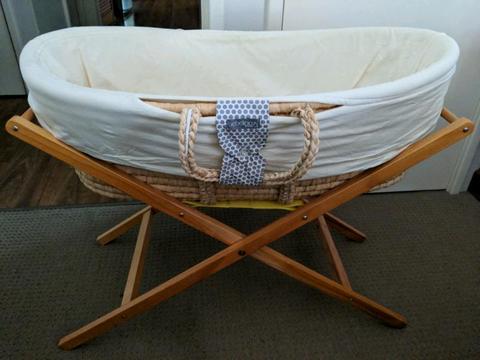 Bebelicious organic moses bassinet and stand