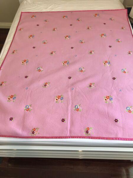 Hiccups Girls bed throw / blanket