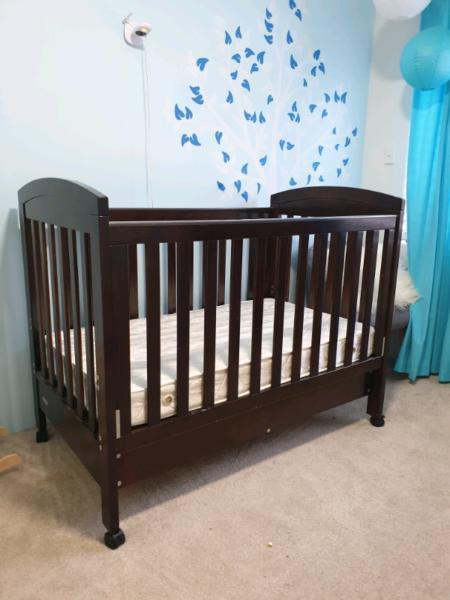 Cot and change table/drawers set