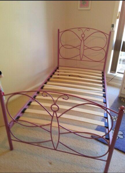 Girls bed in good condition