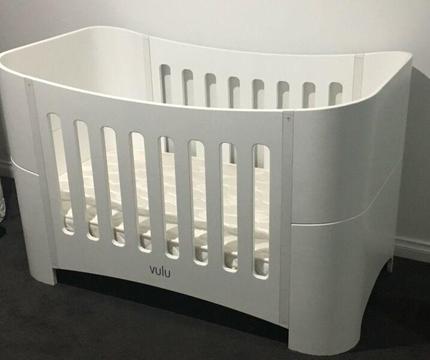 Love N Care Vulu Cot, Mattress & Chest of Drawers / Change Table