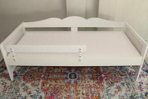 Ikea toddler bed with mattress & white fitted sheet