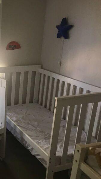 White cot / toddlers bed