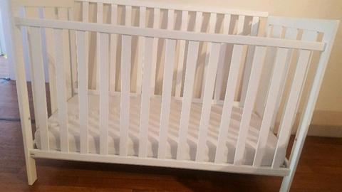 White baby cot