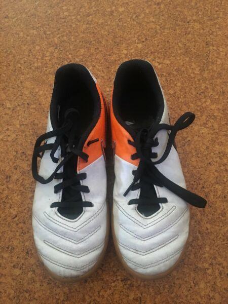 Soccer boots without studs size 3 kids