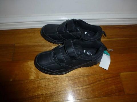 boys sandshoes size 6 with velcro straps