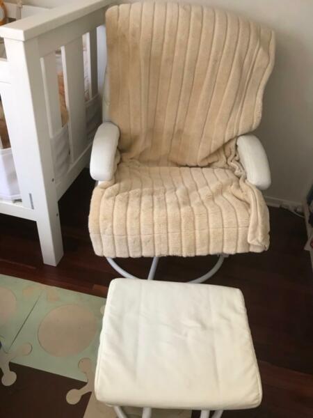 Breastfeeding glider chair with ottoman