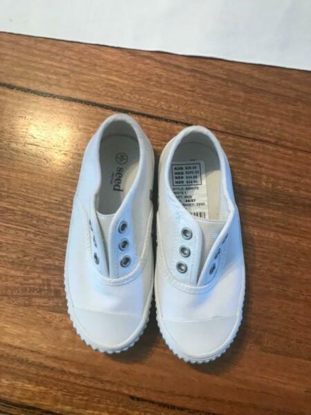 SEED girls white canvas shoes brand new size 26/27 but fit 25