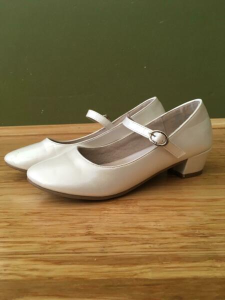 Girls pearl white size 3 dress shoes