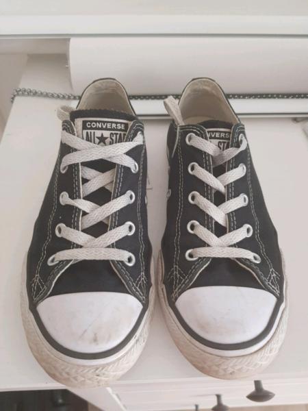 Kids converse shoes (Black/white)