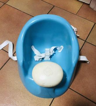 Baby seat- bumbo style with straps $20- mindarie