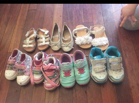 7x pairs of size 6 toddler shoes