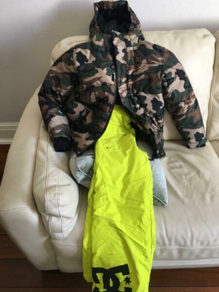 Snowboard/ Ski DC outfit Excellent condition