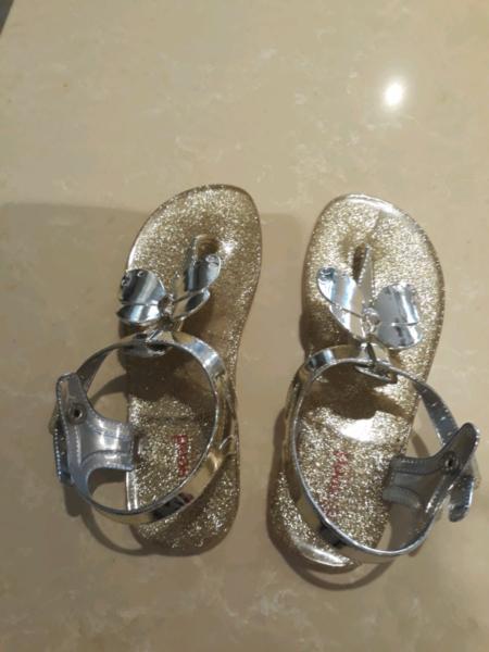 Girls seed sandals gold glitter size 31