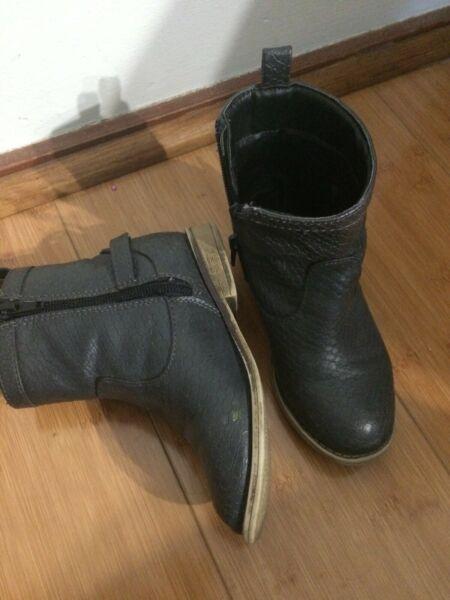 Gary colour half boot for girls in excellent condition size 10
