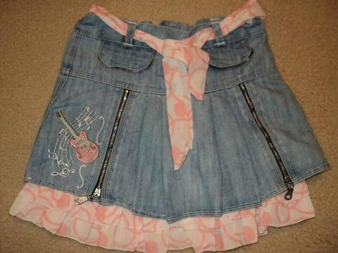 Denim skirt w pink fringe. 6-7Yrs. 100% Cotton. Made in Europe
